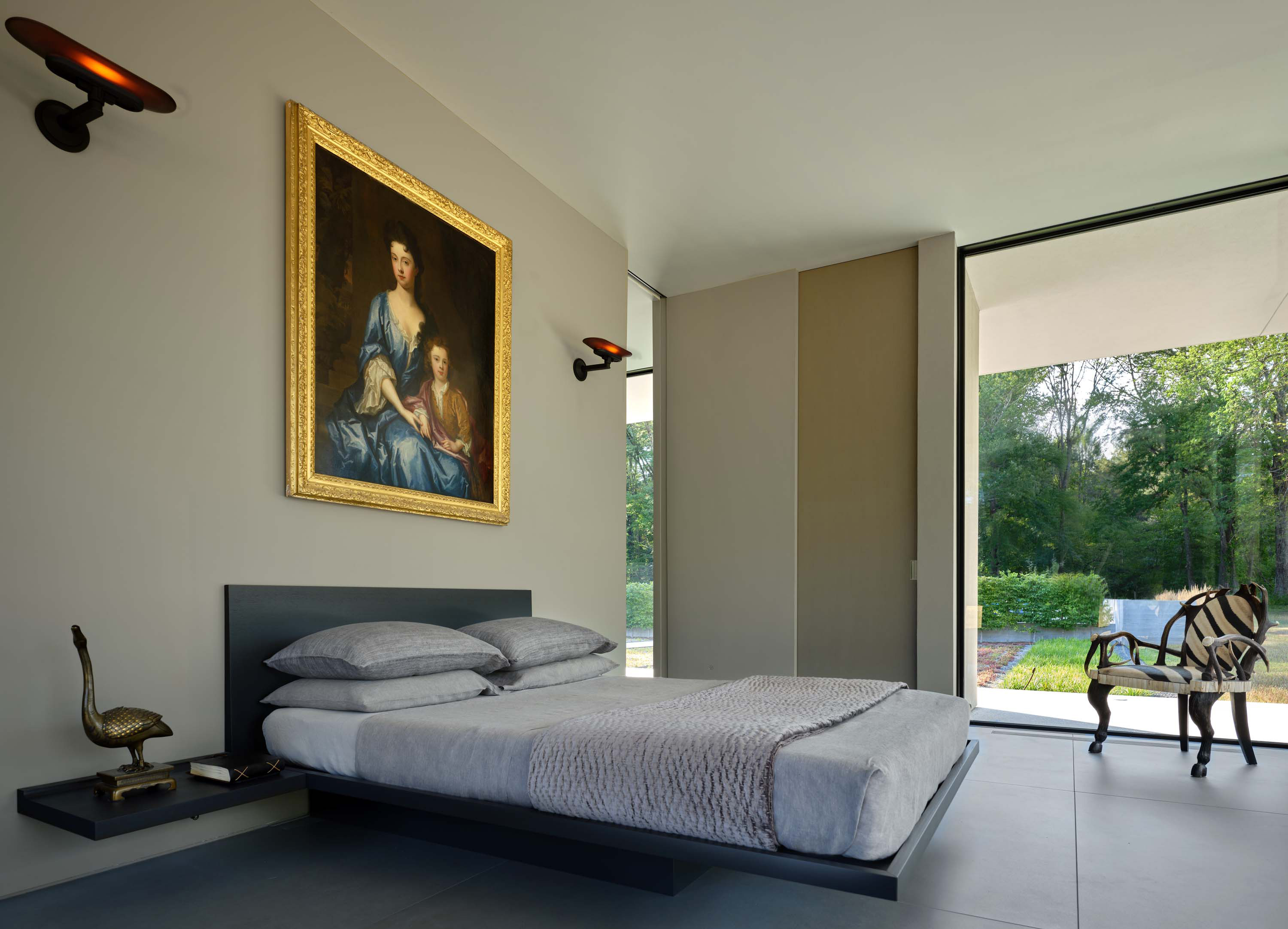 Interior photo of the Casa Annunziata Residence by Specht Novak Architects. Shot by Dror Baldinger, featuring a children's bedroom with modern furniture that appears to float and glass walls that open the space to its natural surroundings.